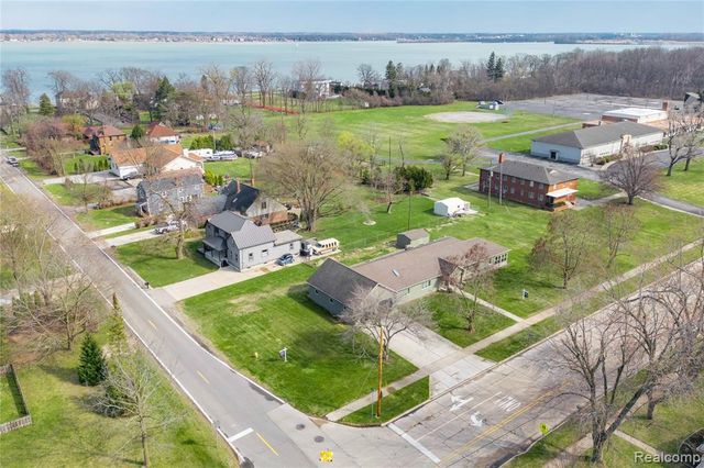 21527 Parke Lane, Grosse Ile, MI 48138