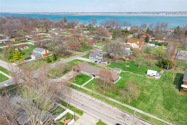 21527 Parke Lane, Grosse Ile, MI 48138