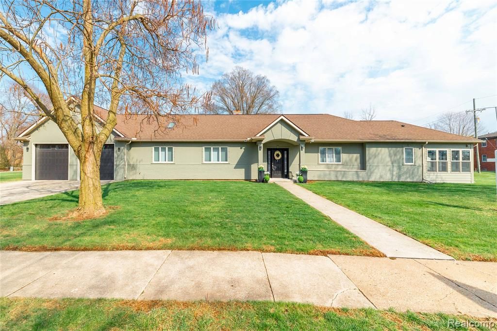 21527 Parke Lane, Grosse Ile, MI 48138