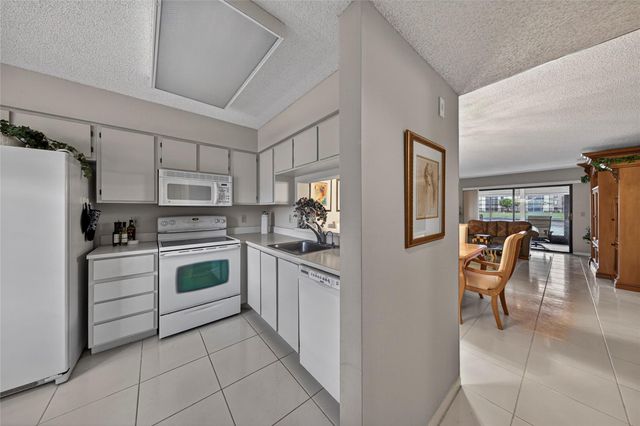 7351 Kinghurst Drive 106, Delray Beach, FL 33446