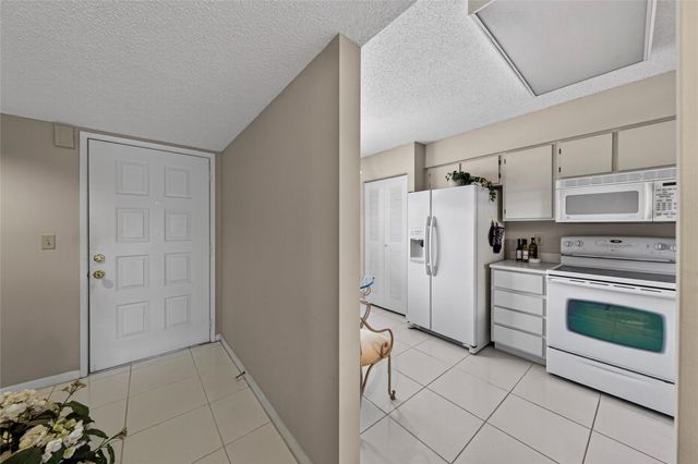 7351 Kinghurst Drive 106, Delray Beach, FL 33446