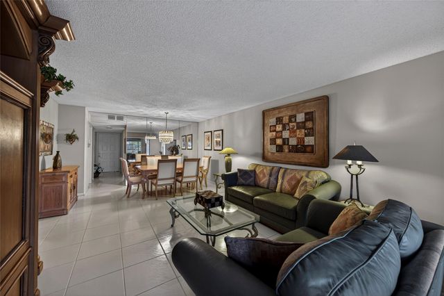 7351 Kinghurst Drive 106, Delray Beach, FL 33446