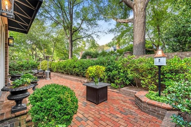 2 Saint Augustine Square, Greensboro, NC 27408