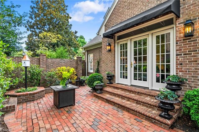2 Saint Augustine Square, Greensboro, NC 27408