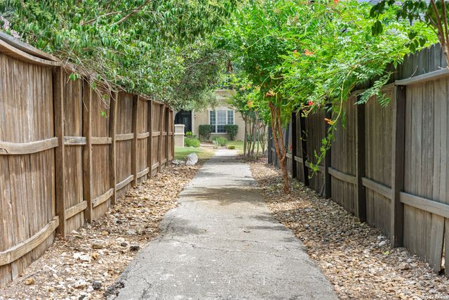 17323 FOUNTAIN BLUFF DR, San Antonio, TX 78248