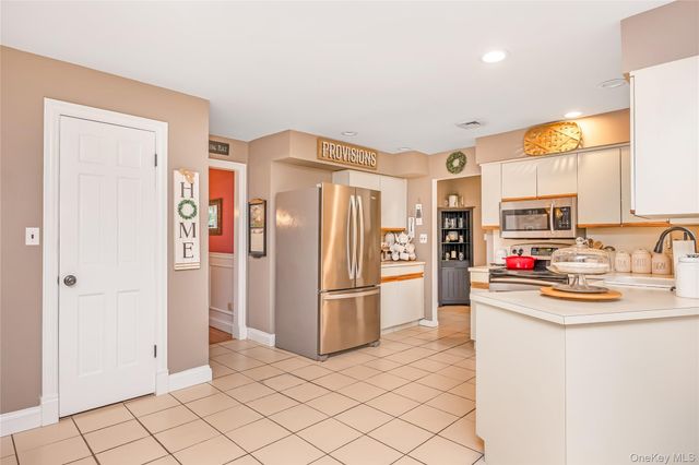348 Middle Road, Bayport, NY 11705