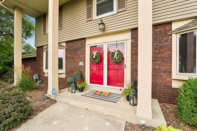 W182N8323 Georgetown DRIVE, Menomonee Falls, WI 53051