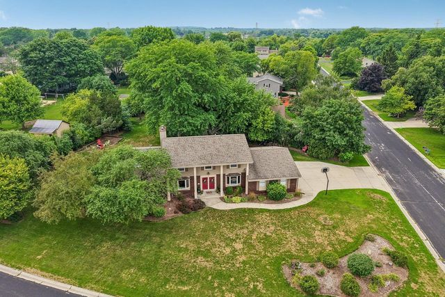 W182N8323 Georgetown DRIVE, Menomonee Falls, WI 53051