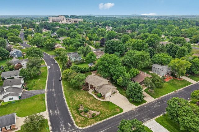 W182N8323 Georgetown DRIVE, Menomonee Falls, WI 53051