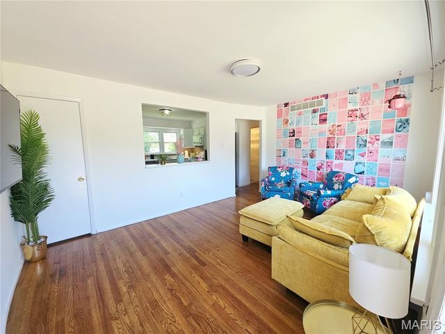 5 Delord Avenue, Maryland Heights, MO 63043