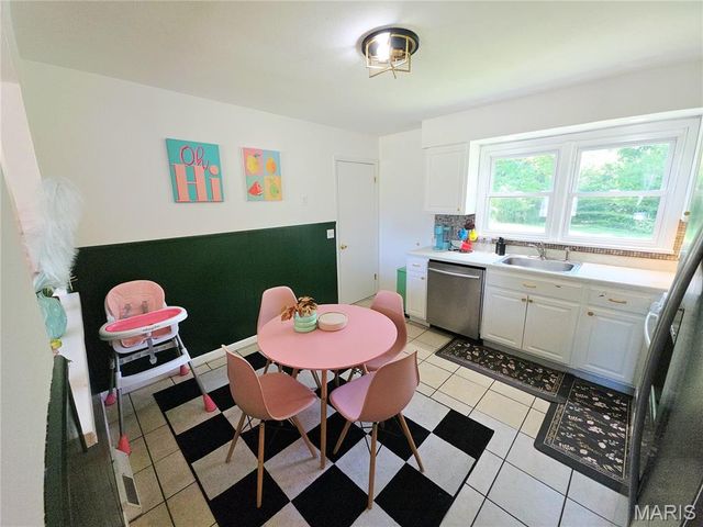 5 Delord Avenue, Maryland Heights, MO 63043