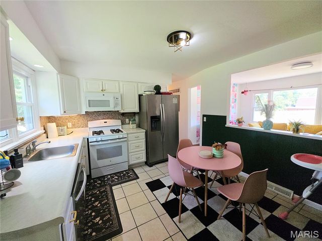 5 Delord Avenue, Maryland Heights, MO 63043