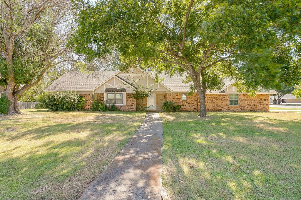400 Mountain Valley Boulevard, Joshua, TX 76058 — exterior