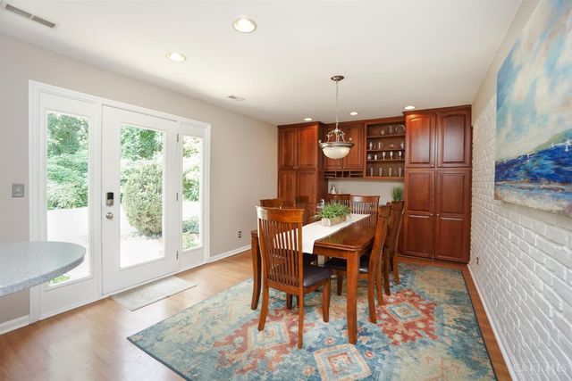 725 Kingfisher Lane, Glendale, OH 45246