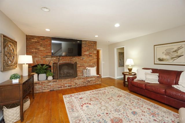 725 Kingfisher Lane, Glendale, OH 45246