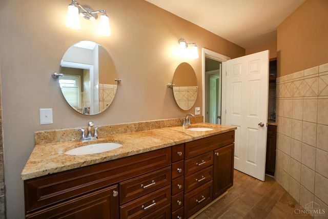 725 Kingfisher Lane, Glendale, OH 45246