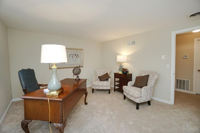 725 Kingfisher Lane, Glendale, OH 45246
