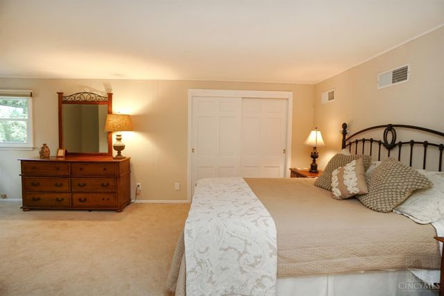 725 Kingfisher Lane, Glendale, OH 45246