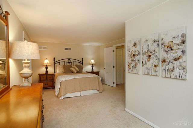 725 Kingfisher Lane, Glendale, OH 45246