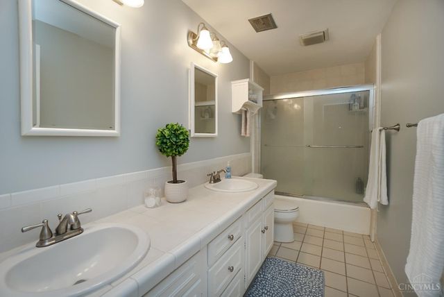 725 Kingfisher Lane, Glendale, OH 45246
