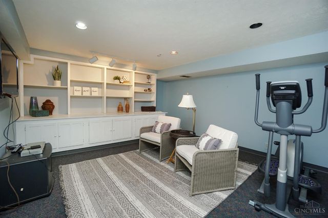 725 Kingfisher Lane, Glendale, OH 45246