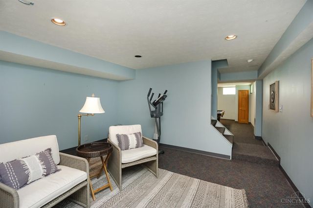 725 Kingfisher Lane, Glendale, OH 45246