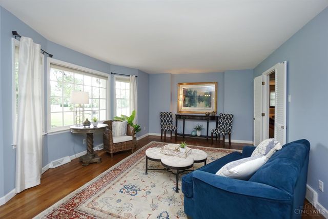 725 Kingfisher Lane, Glendale, OH 45246