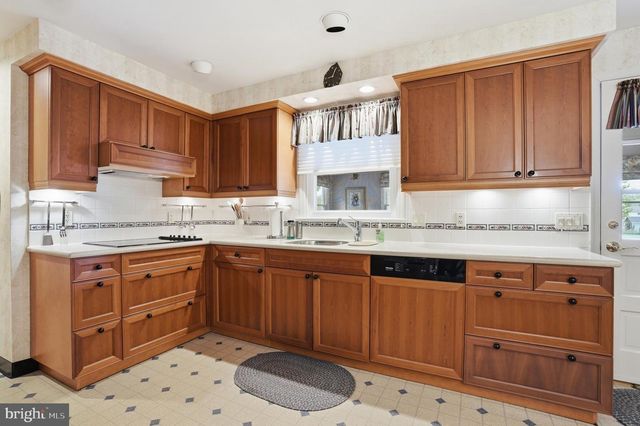228 CHESTNUT VALLEY DR, Doylestown, PA 18901