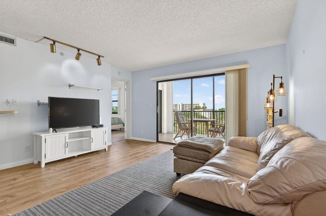 2205 S Cypress Bend Dr 604, Pompano Beach, FL 33069