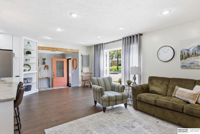 9906 Evans Street, Omaha, NE 68134