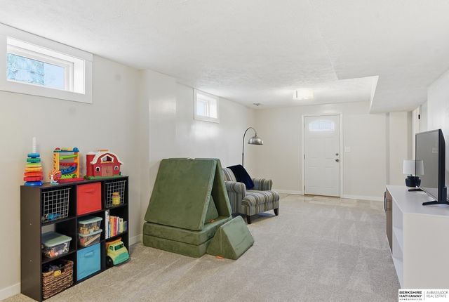 9906 Evans Street, Omaha, NE 68134