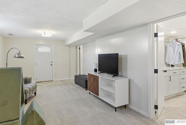 9906 Evans Street, Omaha, NE 68134
