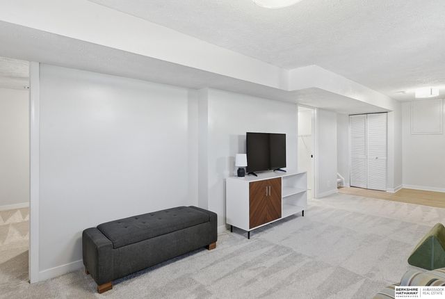 9906 Evans Street, Omaha, NE 68134