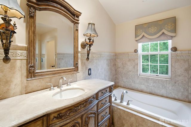 10 Burr Court, Plainsboro, NJ 08536