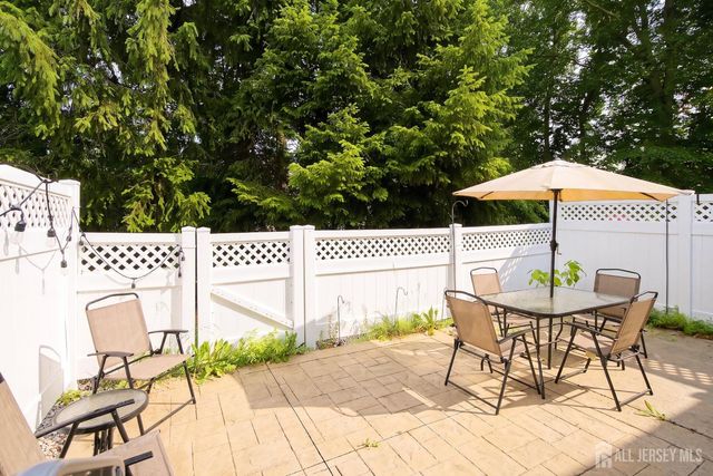 10 Burr Court, Plainsboro, NJ 08536