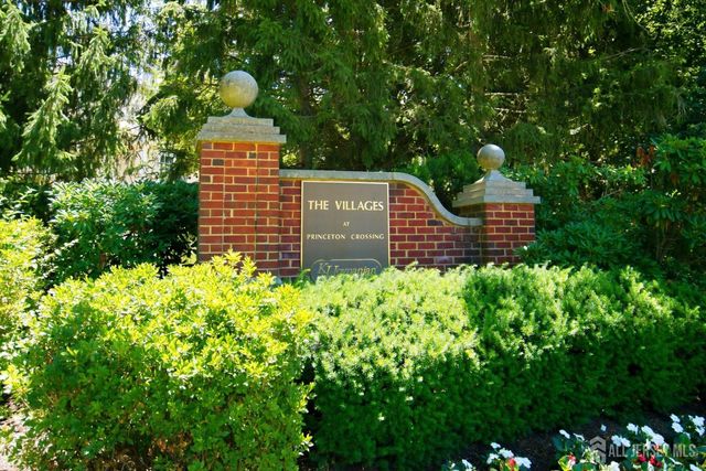 10 Burr Court, Plainsboro, NJ 08536