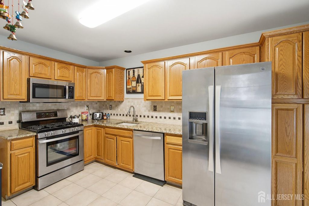 10 Burr Court, Plainsboro, NJ 08536