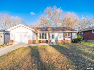 134 W FIELD GROVE Court, East Peoria, IL 61611