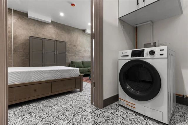 2211 Hyperion, Los Angeles, CA 90027