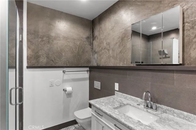 2211 Hyperion, Los Angeles, CA 90027