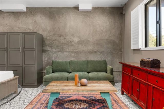 2211 Hyperion, Los Angeles, CA 90027