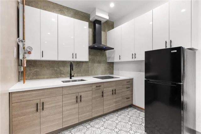 2211 Hyperion, Los Angeles, CA 90027