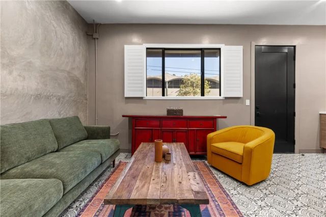 2211 Hyperion, Los Angeles, CA 90027