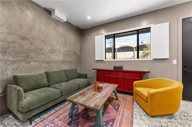 2211 Hyperion, Los Angeles, CA 90027