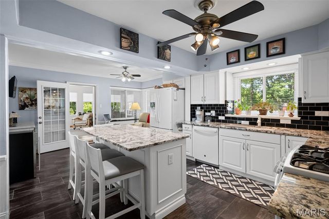 69 Bellerive Acres, Bellerive, MO 63121