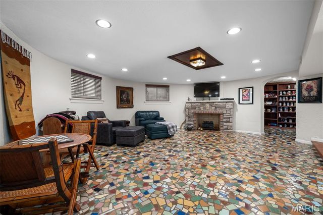 69 Bellerive Acres, Bellerive, MO 63121