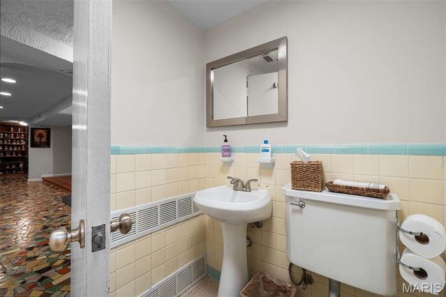 69 Bellerive Acres, Bellerive, MO 63121