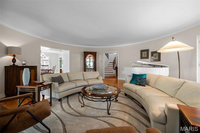 69 Bellerive Acres, Bellerive, MO 63121