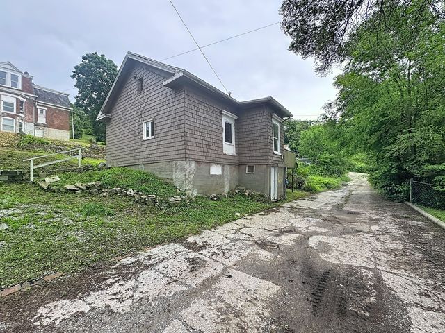 1421 W 10th Street, Davenport, IA 52804