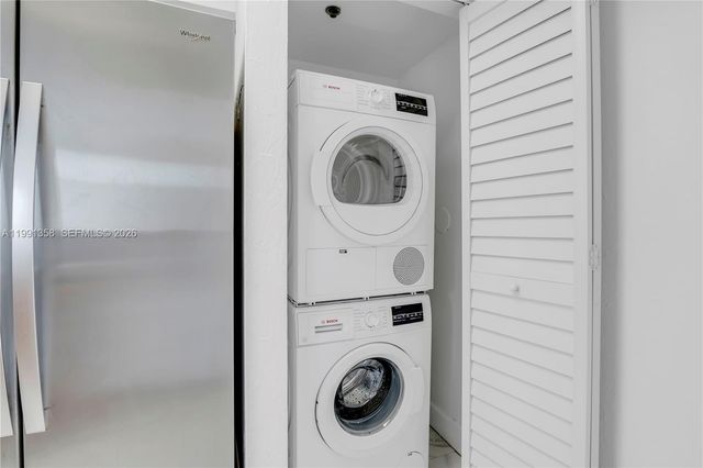 164 Riviera Cir, Weston, FL 33326